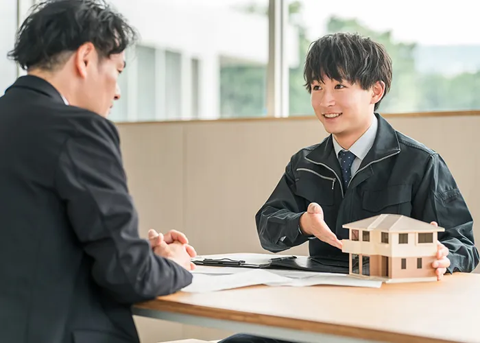 リフォームの説明をするスタッフ